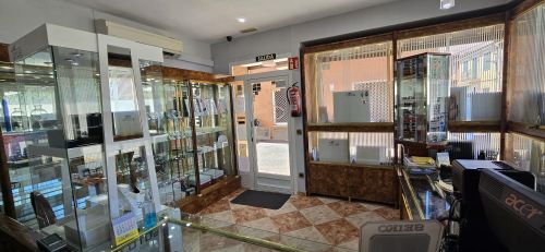 Expositores en interior de la joyería en Calle Sor Livia